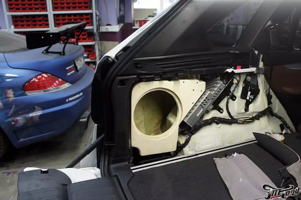 BMW X5 (F15). Изготовление скрытого короба стелс под сабвуфер в левое крыло.